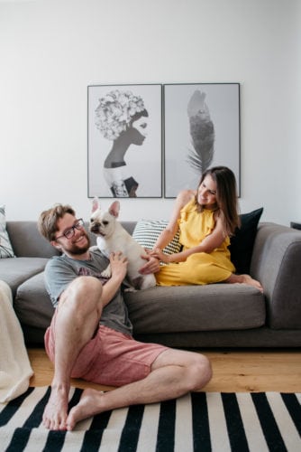 Arquitetas cariocas assinam o décor de apartamento em Londres. Casal com a cachorrinha Morena.