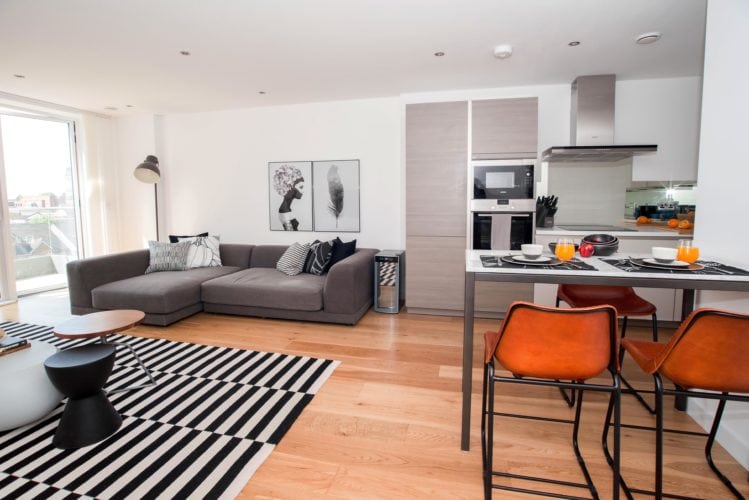 Arquitetas cariocas assinam o décor de apartamento em Londres. Sala com decor escandinavo, mais minimalista