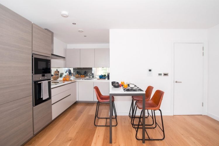Arquitetas cariocas assinam o décor de apartamento em Londres. Cozinha aberta para a sala.