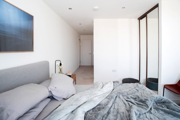Arquitetas cariocas assinam o décor de apartamento em Londres. Quarto com decoração minimalista.