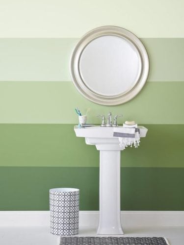 Diferença entre a pintura degradê e ombré.. Banheiro pintado com degradê das cores verde, listras .