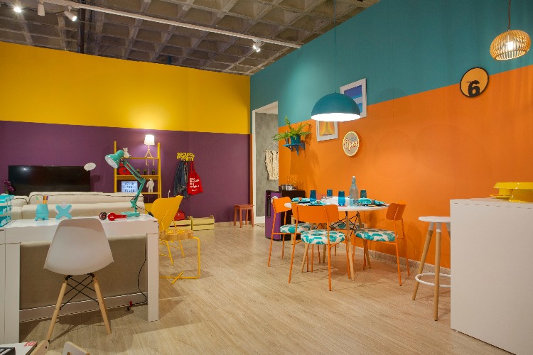 faixas laranja e turquesa nas paredes no ambiente Casa para Viver da Americanas.com assinado pela designer ANNA PAULA NOVIS na Morar Mais por menos Rio 2018