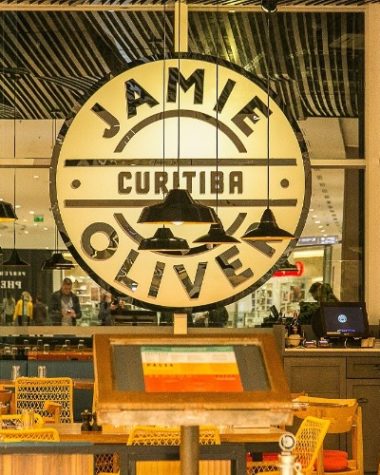 Fachada do restaurante Jamie´s Italian em Curitiba com foto de Marcelo Elias