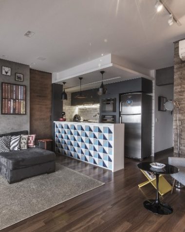 Sala com balcão em azulejoLoft Faria Lima - Pietro Terlizzi
