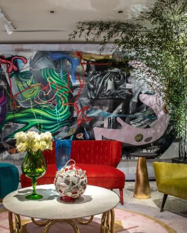 ambiente de murilo lomas com grafite na parede para a mostra Modernos Eternos 2018