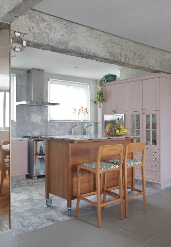 cozinha com balcão e cadeiras altas no projeto de Manarelli Guimarães com decoração afetiva