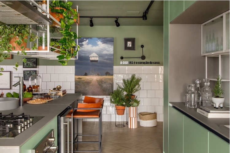 Cozinha com meia parede em azulejo branco e pintada de verde.