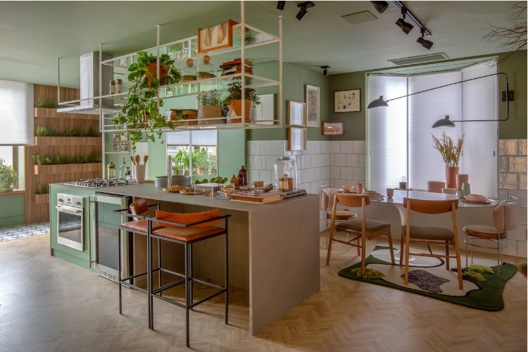Cozinha com horta, paredes em azulejo branco e paredes e teto pintados de verde.
