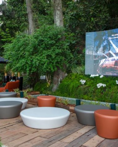bancos e telão de led no Empório & Cine Lounge, assinado por Cristina Côrtes, Virna Carvalho e Sandro Ward