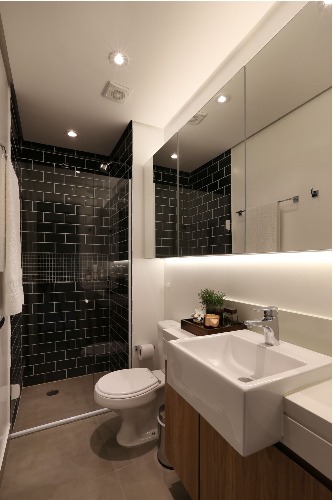 Décor masculino no apt de 63m, banheiro com revestimento "metro" na cor preta , no box do banheiro.