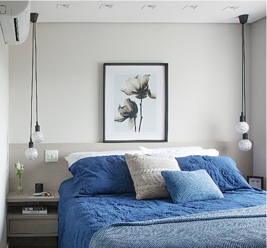Apartamento de 100 m² aposta na integração total dos ambientes. Quarto decorado en cores cinza e azul.
