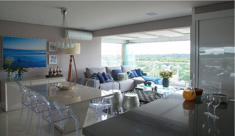 Apartamento de 100 m² aposta na integração total dos ambientes. Cozinha aberta para a sala.