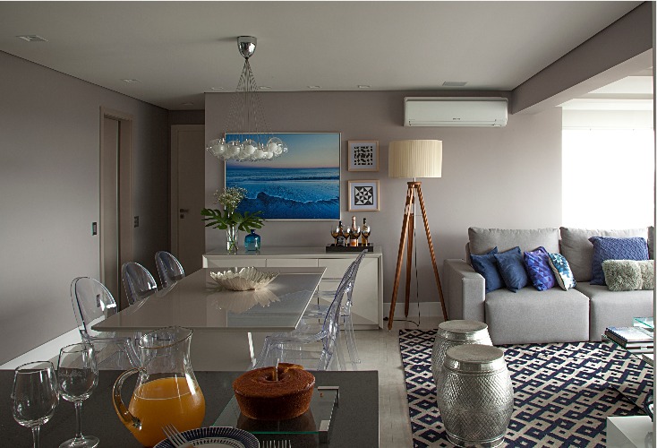 Apartamento de 100 m² aposta na integração total dos ambientes. Decoração em tons de cinza e azul.