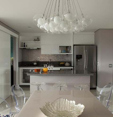 Apartamento de 100 m² aposta na integração total dos ambientes. Cozinha aberta ao living.