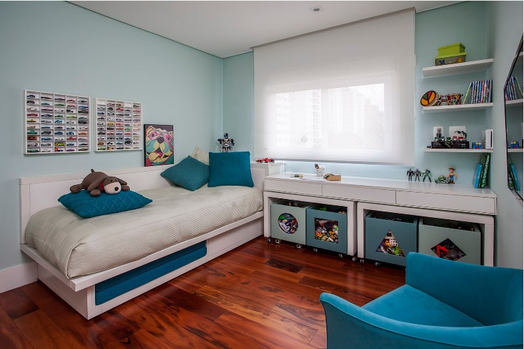 Urbanidade dá o tom para apartamento de família em SP. Quarto do filho menor, decorado em tons de azul e na parede um nicho para a coleção de carrinhos.