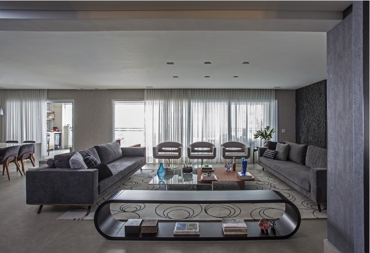Urbanidade dá o tom para apartamento de família em SP, sala ampla com dois sofás na cor cinza.