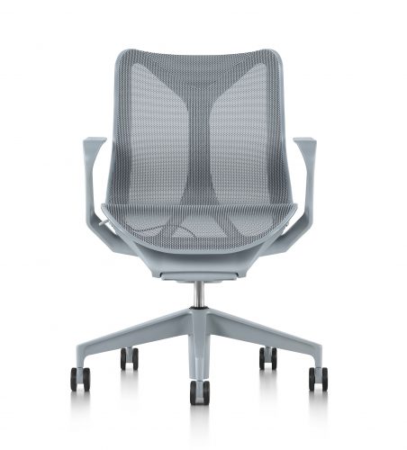 O nome da nova cadeira da Herman Miller - COSM - é uma referência ao cosmo, já que ela conta com tecnologia e ergonomia que prometem fazer o usuário esquecer a gravidade por proporcionar uma sensação de leveza extrema.