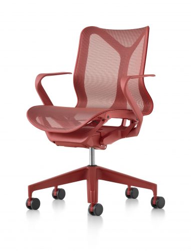 O nome da nova cadeira da Herman Miller - COSM - é uma referência ao cosmo, já que ela conta com tecnologia e ergonomia que prometem fazer o usuário esquecer a gravidade por proporcionar uma sensação de leveza extrema. Na cor vermelha com espaldar baixo.
