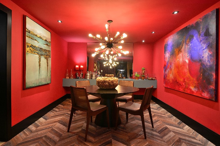 Sala de jantar no ambiente pintada de vermelho por Ivan Andrade para a Mostra Elite Design