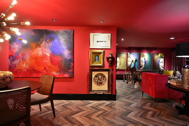 Sala pintada de vermelho por Ivan Andrade para a Mostra Elite Design