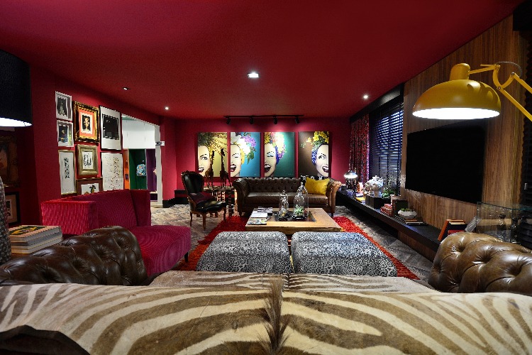 Sala pintada de vermelho por Ivan Andrade para a Mostra Elite Design
