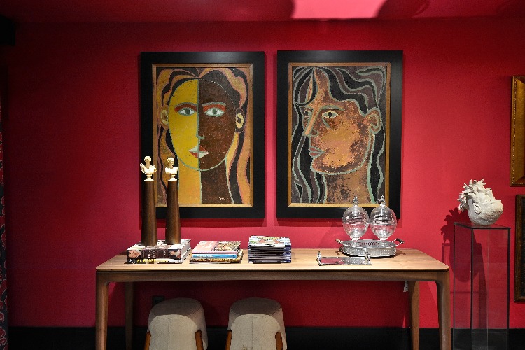 Aparador com quadros na Sala pintada de vermelho por Ivan Andrade para a Mostra Elite Design