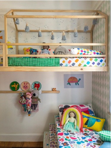 Cama com armação de casinha para mostra de decoração aonde as crianças são protagonistas.