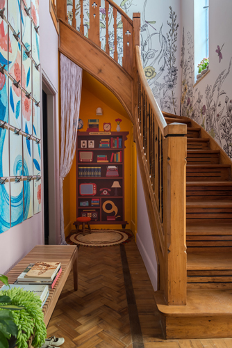 Escada de madeira de uma casa antiga , com as paredes pintadas para mostra de decoração aonde as crianças são protagonistas.