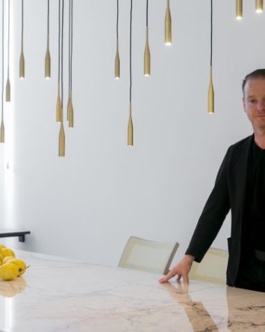 O designer Jader Almeida e suas luminárias pendentes Ponto