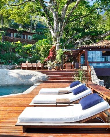 Paisagismo assinado por Anna Luiza Rothie sob encomenda pela designer Paola Ribeiro para uma casa em Angra