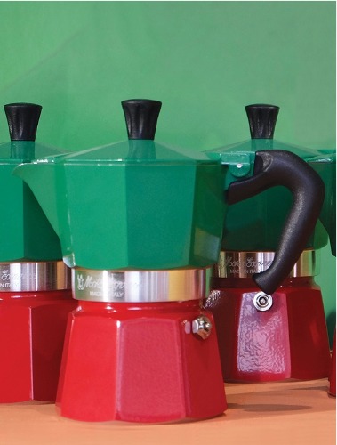 Imagem com uma cafeteira nas cores verde e vermelha. Simboliza a tendencia de cores para 2019. 