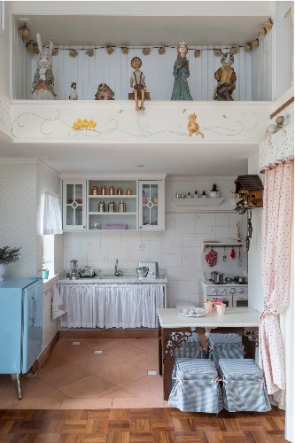 Projeto infantil reproduz perfeitamente, em miniatura, a clássica fazenda da família. Replica de uma mini cozinha, com fogão e lavadora em escala infantil.
