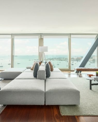 Sala do apartamento em portugal assinado por Carol Freitas e Gabriela Eloy