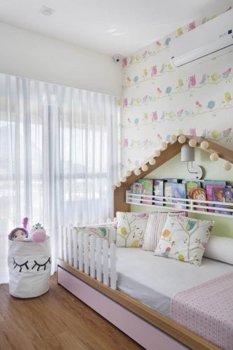 quarto dos filhos com cama em formato de casinha no apto assinado por Bezamat Arquitetura