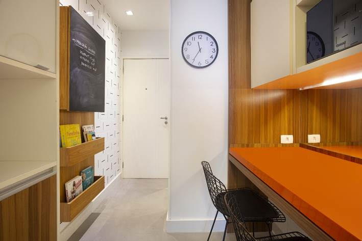 cozinha com bancada laranja no apto assinado por Bezamat Arquitetura