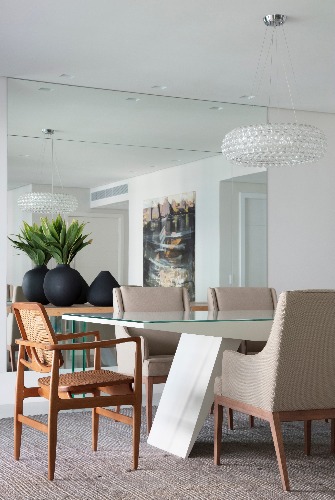 sala de jantar com cadeiras e espelho assinado por Jacira pinheiro