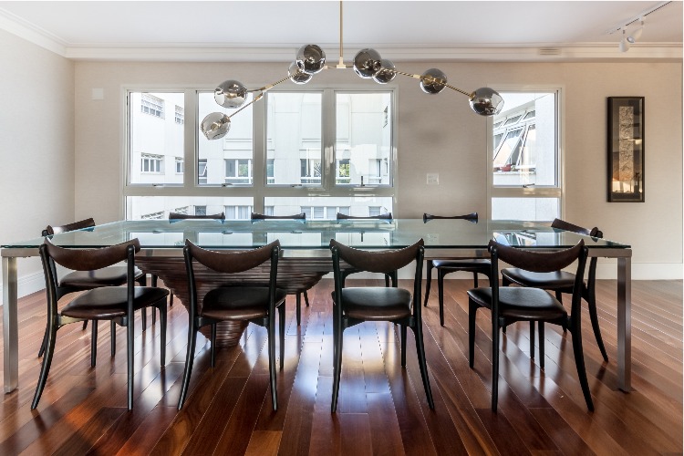 Cobertura em São Paulo com 540m² e cheia de boas ideias. Sala de jantar com mobiliário de design nacional.