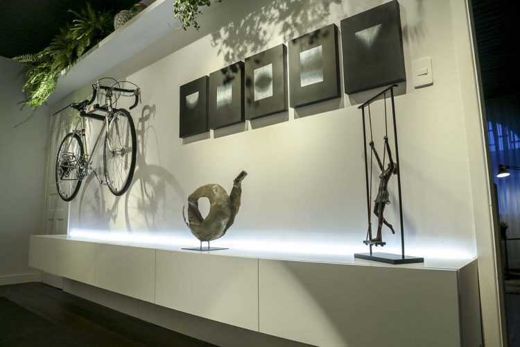 Hall do Ciclista por Carina Manke com produtos Arauco para Mostra Sul Blumenau