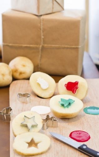 Ideias de carimbos DIY com legumes e frutas. Batatas recortadas com arvores e estrelas para enfeitar o papel.