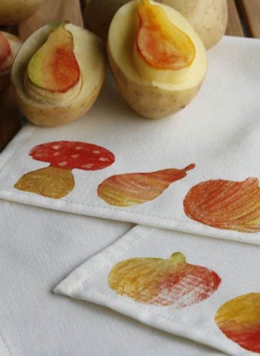 Ideias de carimbos DIY com legumes e frutas. usando batatas.