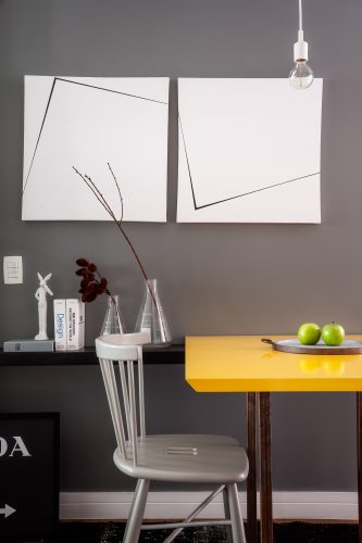 mesa amarela na sala de jantar de Leandro Neves