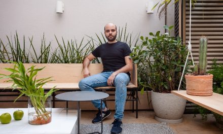 O arquiteto Leandro Neves abre seu apartamento