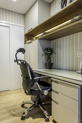 home office com cadeira de escritório no projeto de Cristiane Schiavoni