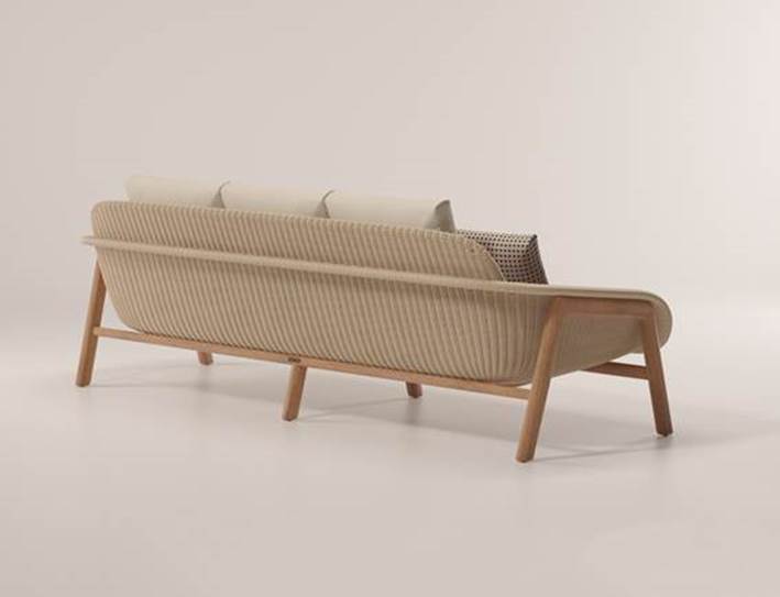 Linha de móveis para a rea externa assinada pela badalada designer Patricia Urquiola. Sofá de 3 lugares.