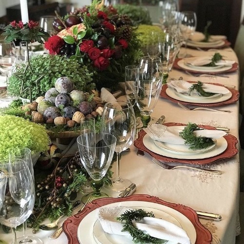 Sugestão de mesa para o Natal com o centro de mesa decorado com figos e nozes entre vasos de plantas. INSPIRAÇÃO E SUPER DICAS PARA A SUA MESA DE NATAL! 2018