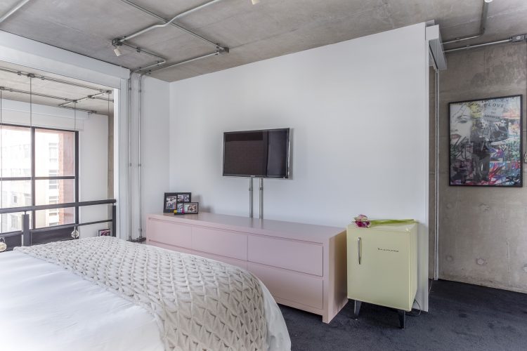 quarto de casal com comoda rosa no projeto de Korman Arquitetos