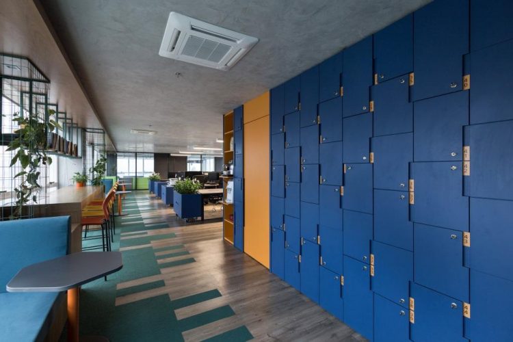 armários pintados de azul no projeto GuiaInvest da Mundstock Arquitetura foto de marcelo donadussi