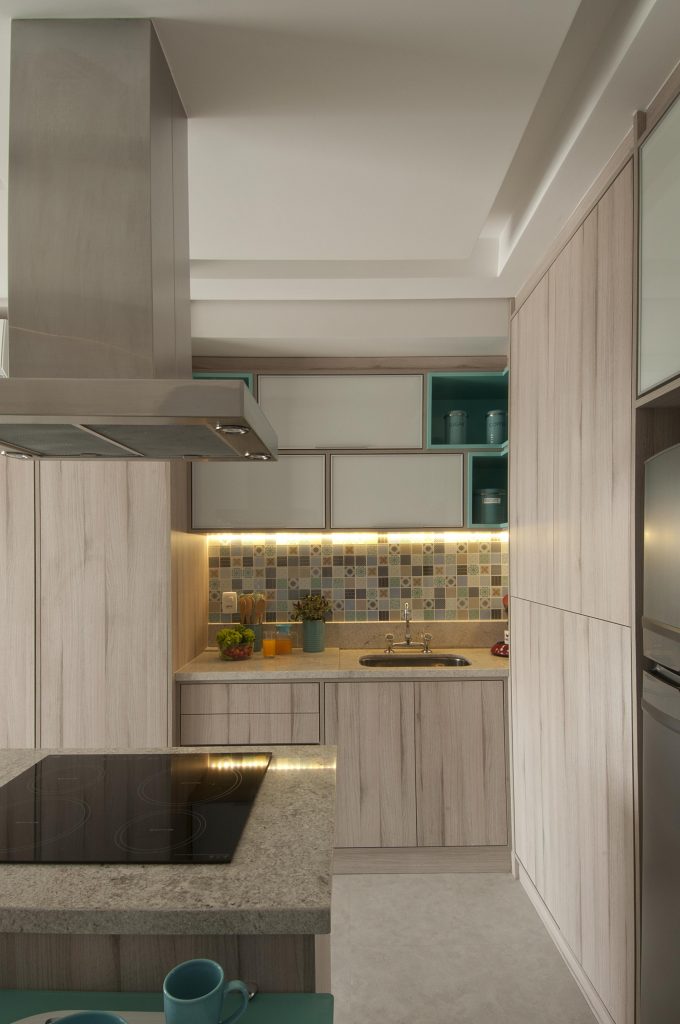 cozinha do apartamento compacto assinado por Andrade e Mello Arquitetura