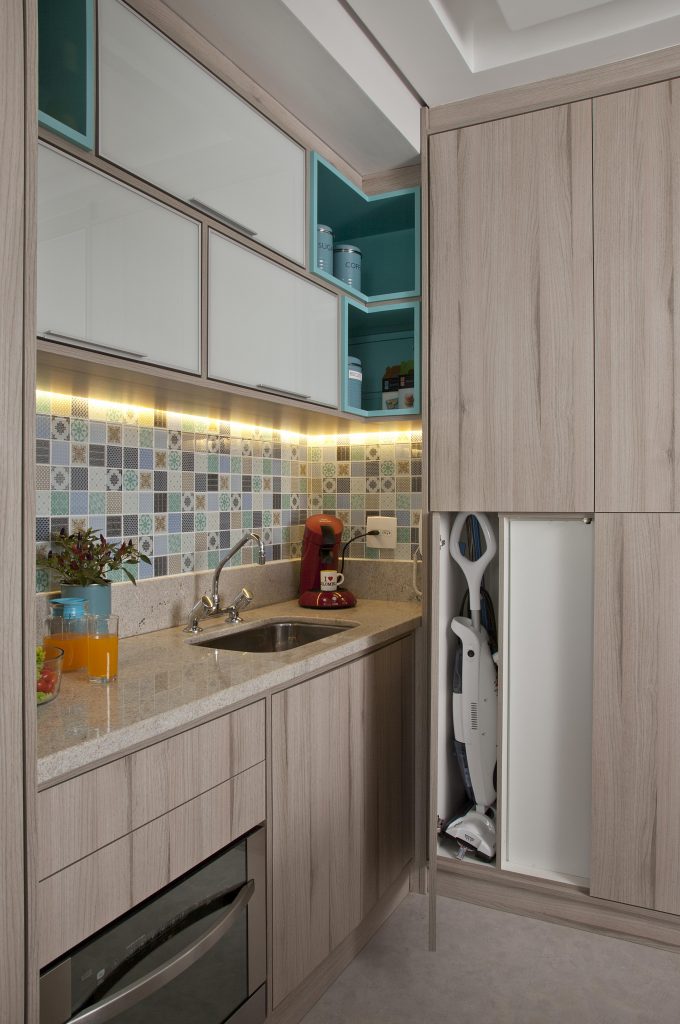cozinha do apartamento compacto assinado por Andrade&Mello Arquitetura com fotos de luis gomes