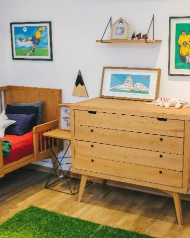 quadros na altura de crianças no quarto infantil